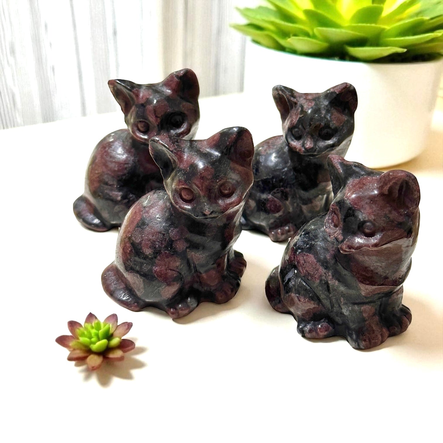 Garnet Cat Prosperity Guard 70mm